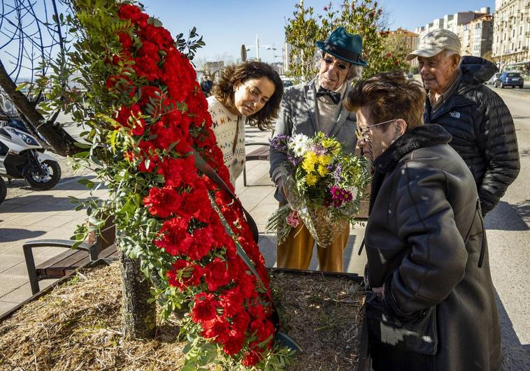 Eduardo Elorza, padre de Bret, el joven de 19 años atropellado en Castelar, deposita un ramo de flores en uno de los árboles de la calle en recuerdo de su hijo