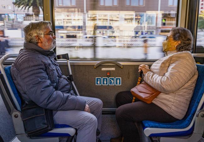 Las dos posturas, sin y con mascarilla, conviviendo juntas en un autobús.