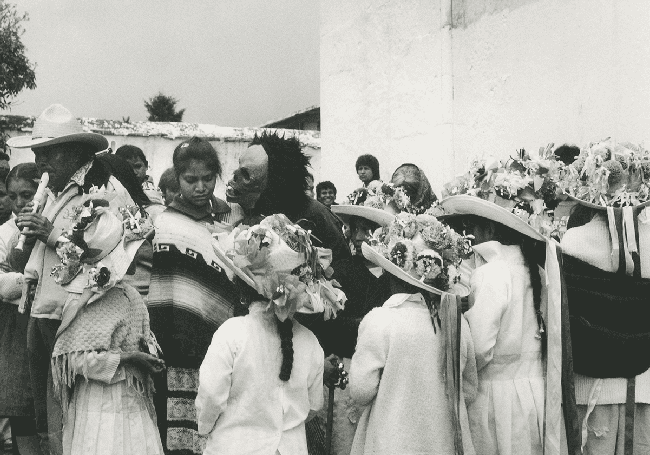 'El beso de la muerte', 1960's. Copia a la gelatina de plata. Flor Garduño.