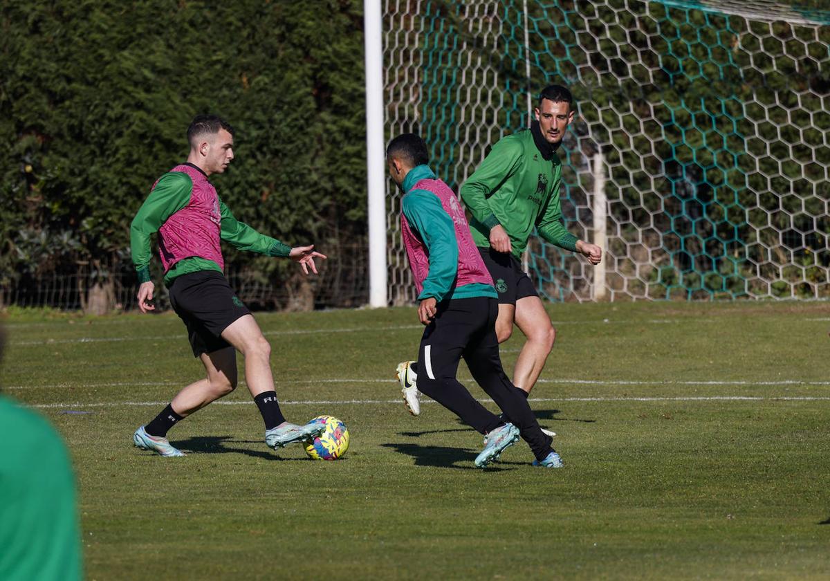 Íñigo Vicente controla el balón, en presencia de Juergen (derecha) y de Pol Moreno, al fondo