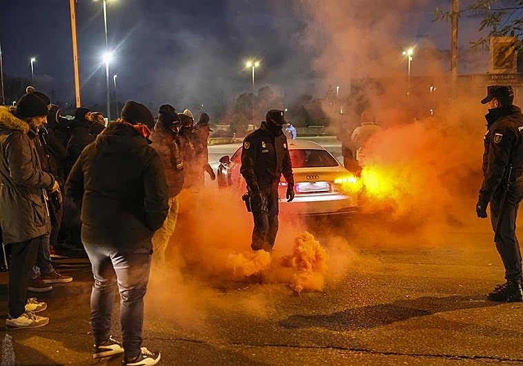 Los trabajadores han encendido bengalas y han tirado petardos a los directivos que accedían a la fábrica