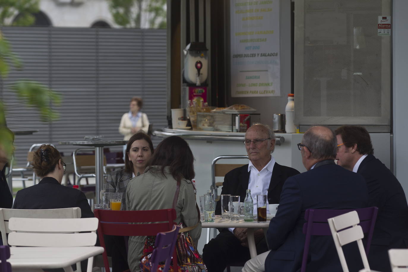 Carlos Saura fue una de las 300 personalidades invitadas a la apertura del Centro Botín. En la imagen, en la cafetería junto a Álvaro Longoria y un grupo de asistentes.