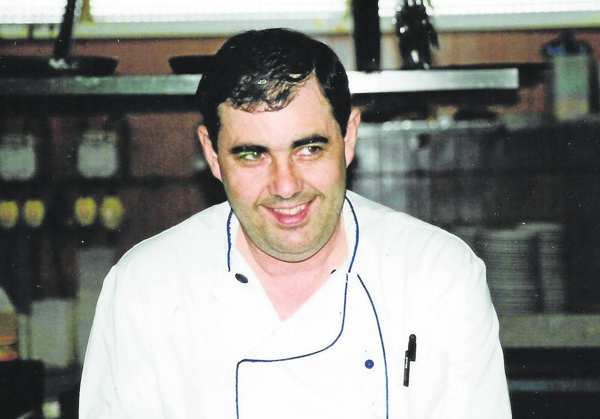 La Escuela de Hostelería del IESPeñacastillo que lleva su nombre rinde un homenaje a José Luis González con motivo del 15º aniversario de su fallecimiento