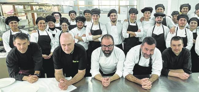 Juan Carlos Freire, José Luis Trueba, David Pérez, Toni González y Álvaro Obregón, delante, junto a los alumnos de cocina que prepararon los platos.