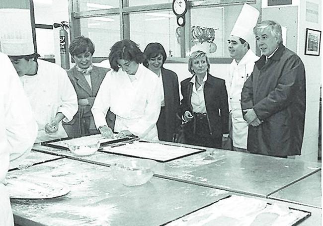 En la Escuela de Hostelería, enseñando las instalaciones en 1997.