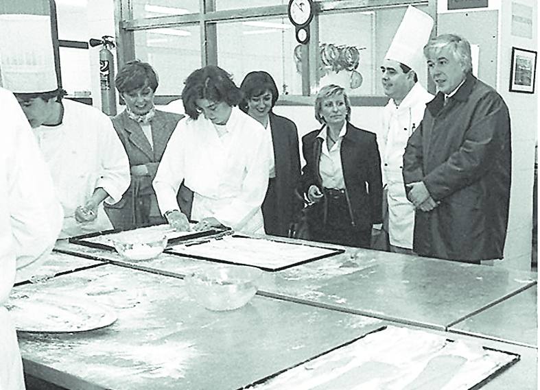 En la Escuela de Hostelería, enseñando las instalaciones en 1997. 