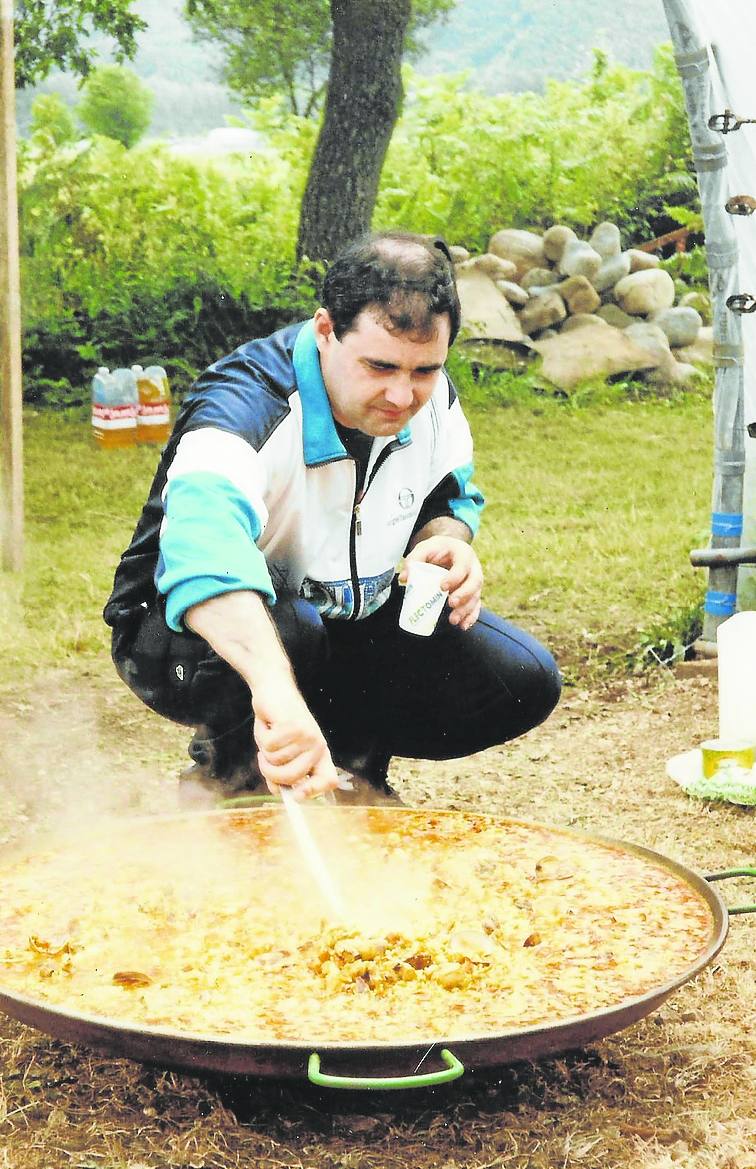 En 1997, en una 'Perejilada', preparando un arroz.