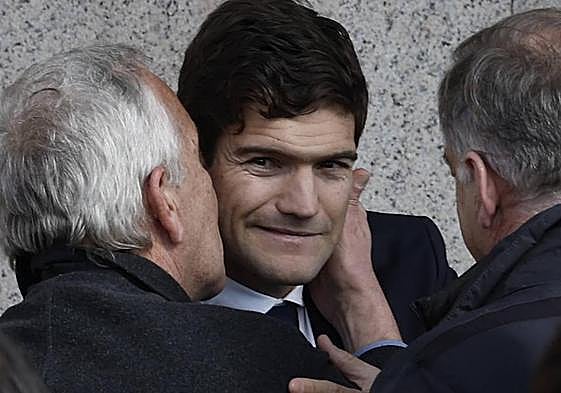 Marcos Alonso Mendoza, durante el funeral de su padre