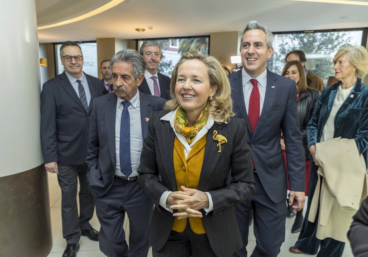 Calviño, a su llegada al Foro Económico junto al presidente Revilla y el vicepresidente Zuloaga