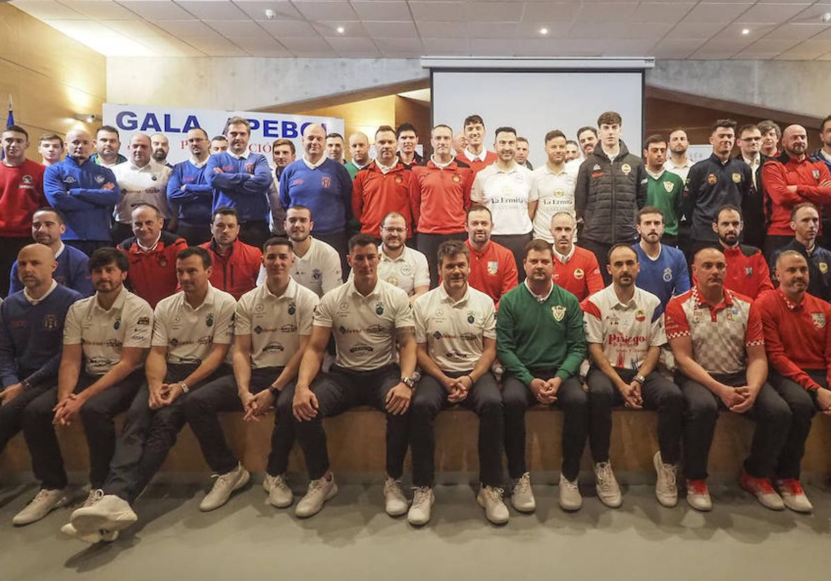 Foto de familia de todos los jugadores presentes en la Gala de Apebol celebrada ayer en el Centro Cívico de Meruelo