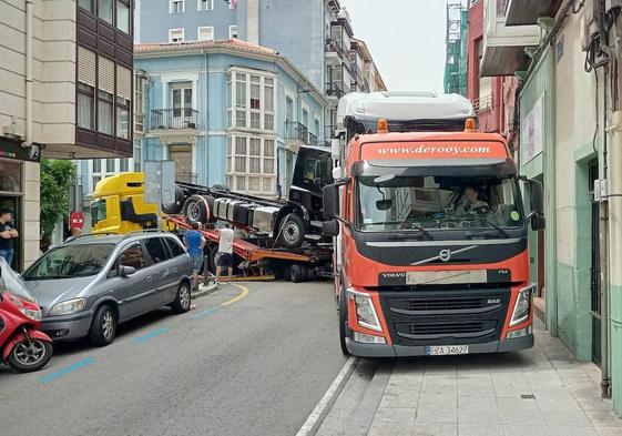 Camión que transportaba otros tres camiones y que terminó sin maniobra posible en la calle Cisneros en 2022