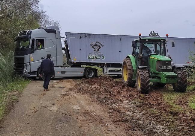 Uno de los dos trailers conducidos por polacos que quedaron sin salida entre Astillero y Villaescusa en 2022.