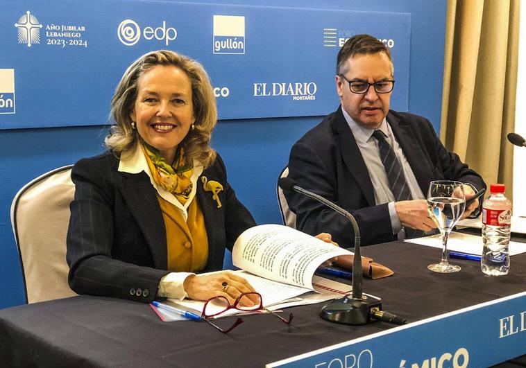 La ministra Nadia Calviño e Íñigo Noriega, director de El Diario Montañés