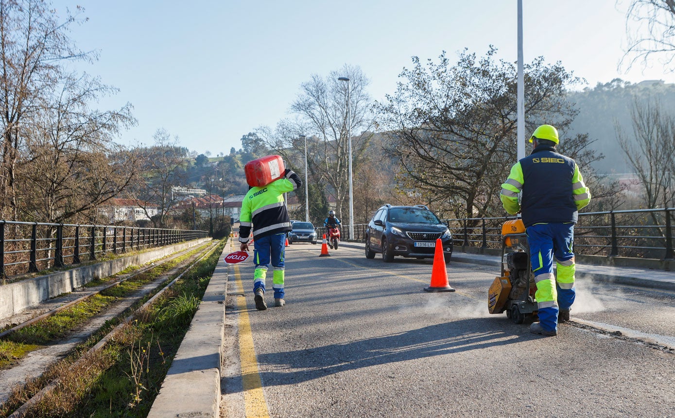 La pasarela viene canalizando el tráfico de miles de torrelaveguenses desde hace décadas.