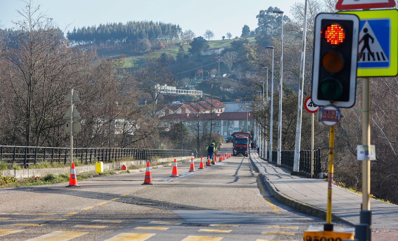 En la jornada de este jueves, los operarios llegaron al puente, uno de los focos de tráfico más acentuados de la ciudad.