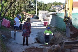 La alcaldesa, Verónica Samperio, en una visita que realizó a unas de las obras puestas en marcha por el Ayuntamiento de Piélagos para mejorar el saneamiento