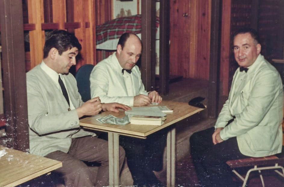 Toñín, a la izquierda, junto a su primo Antonio Seoane y Julián. Juntos prepararon el menú que se sirvió en la inauguración del Monumento al Indiano en Peña Cabarga. 