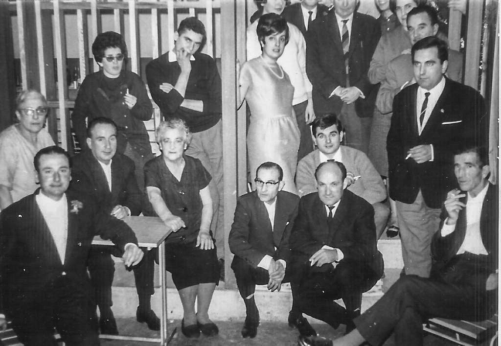 Familiares y empleados en el Bar del Puerto. Imagen tomada en los años sesenta. 