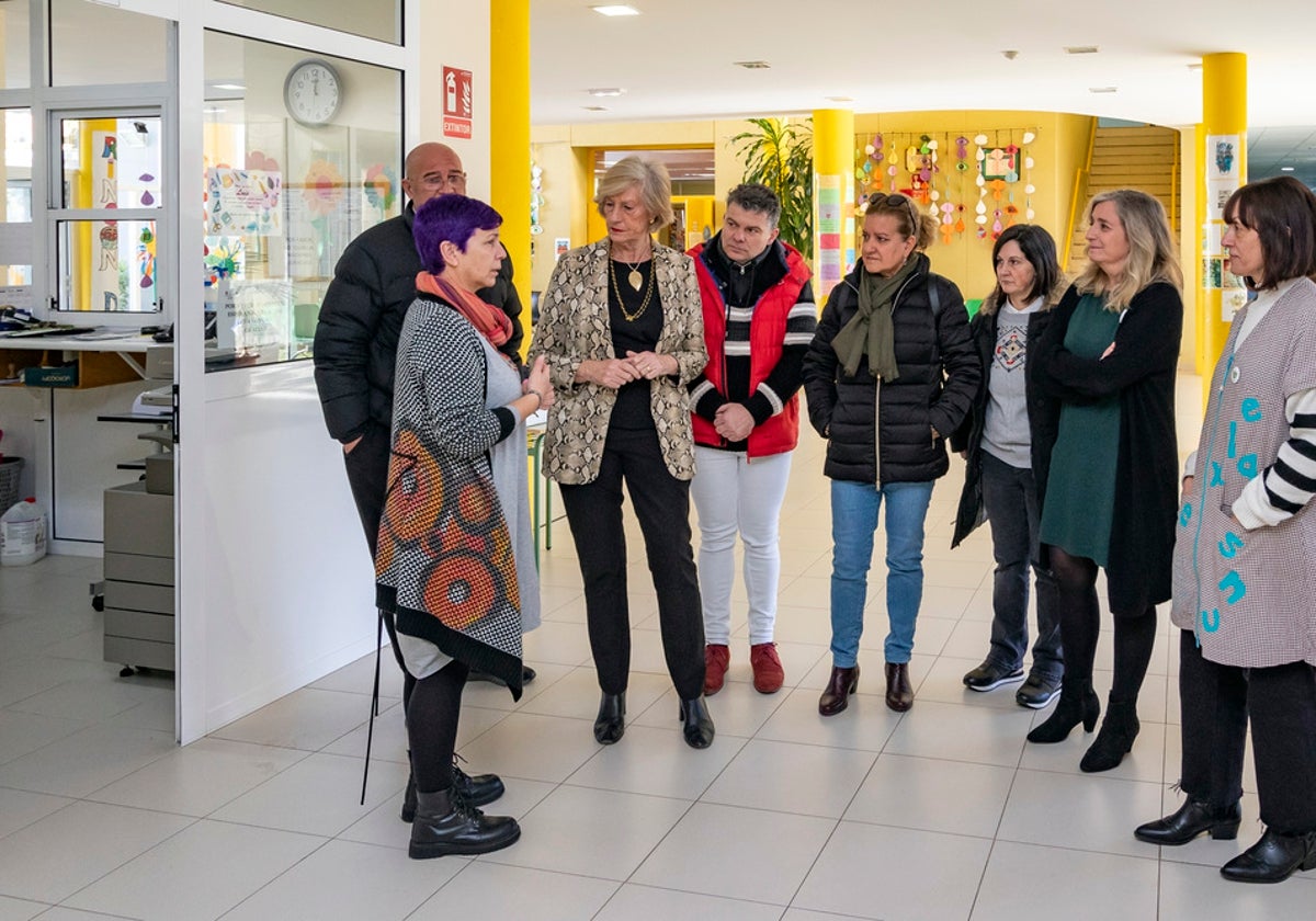 La consejera de Educación, Marina Lombó, durante su visita al CEO Príncipe de Asturias de Ramales para verificar las inversiones realizadas en las instalaciones escolares