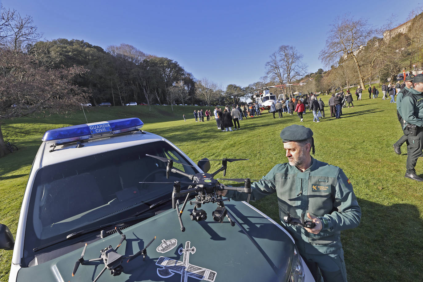 Un agente de la Guardia Civil pone en marcha uno de los drones que vigilan desde el aire