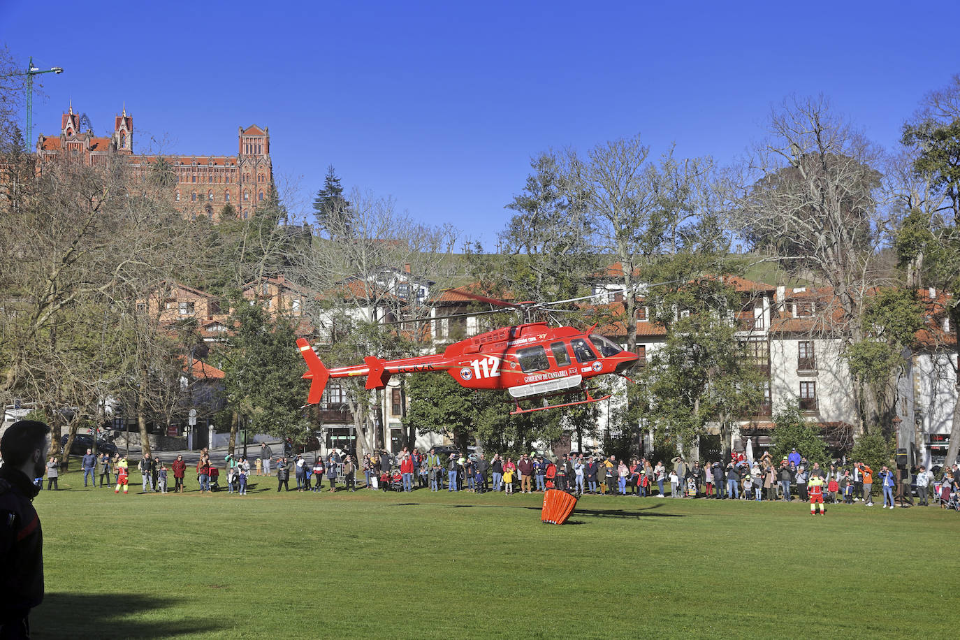 A las doce y media el helicóptero se puso en marcha y acaparó todas las miradas