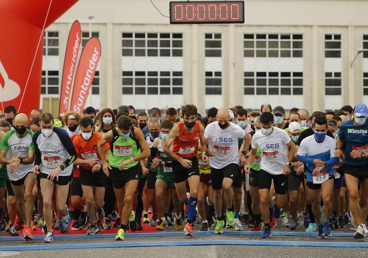 Los participantes en la última edición de la Carrera de las Empresas toman la salida.