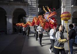 Un grupo de jóvenes se dispone a interpretar el baile del dragón