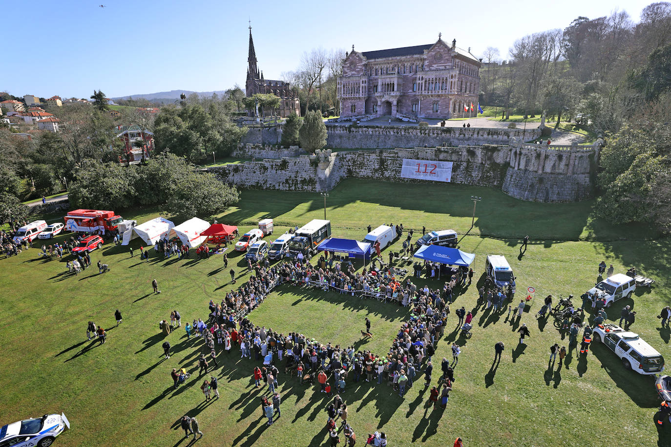 La campa del Palacio de Sobrellano de Comillas se ha convertido hoy en un circuito de experiencias con todos los medios de intervención por tierra, mar y aire con los que cuentan los servicios de emergencias