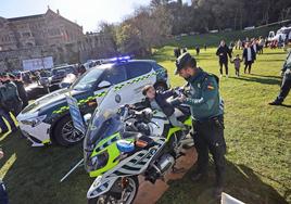 Un niño se sube en la moto de la Guardia Civil de Tráfico