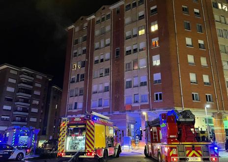 Imagen secundaria 1 - Desalojadas varias personas tras el incendio de un edificio en Castro Urdiales