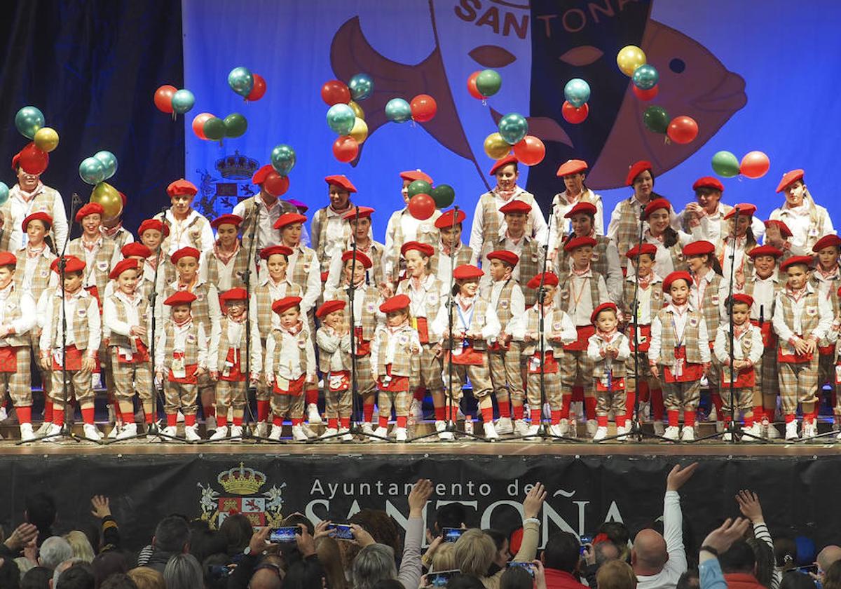 La murga infantil Los Notas, con 71 componentes, cerró la exhibición con su original propuesta de vendedores de globos.