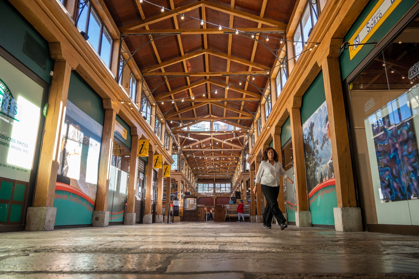 El mercado tiene diecisiete locales (uno de ellos en la planta sótano, donde se ubica el Museo de Prehistoria y Arqueología de Cantabria, Mupac)