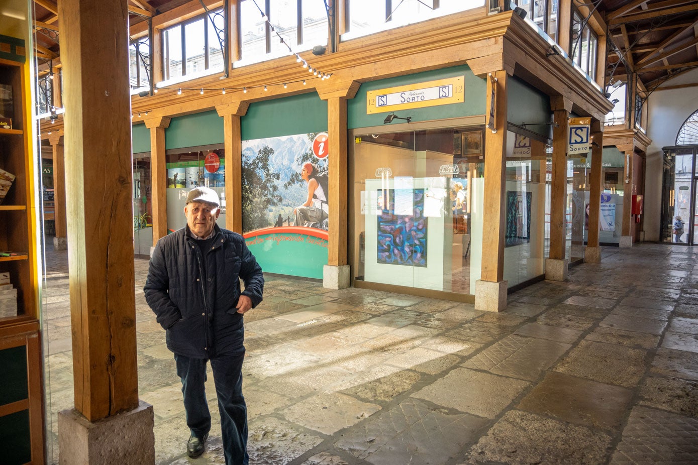 En la actualidad, está abierto el restaurante y barra de pinchos La Casa del Indiano (dos locales), el Quesoba Cheese Bar, Enmarcaciones Sorto, la Floristería José Pérez, la tienda de juegos Gamemas, las Mantequerías Cántabras, la tienda de café El Dromedario, la Oficina de Turismo del Gobierno Cantabria (dos locales), la Cervecería El Camino, la Peluquería Rosa Valle y el Mupac