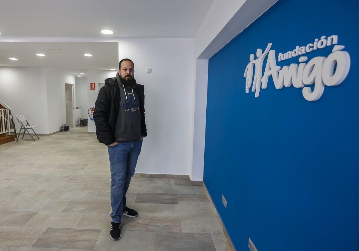 Pablo Blasco, director de la ONG, muestra la futura sede del Centro de Día Juvenil.