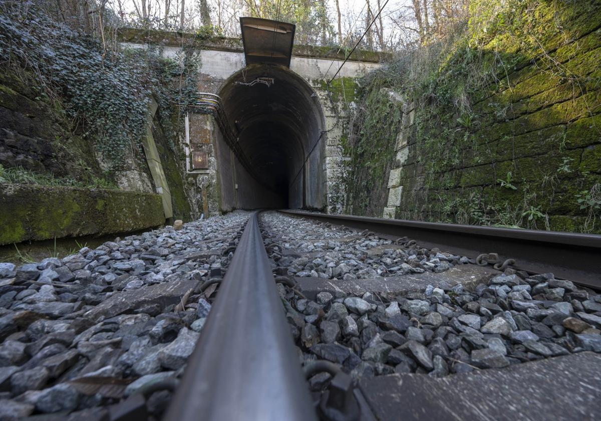 Un túnel de la red de Cercanías en Virgen de la Peña