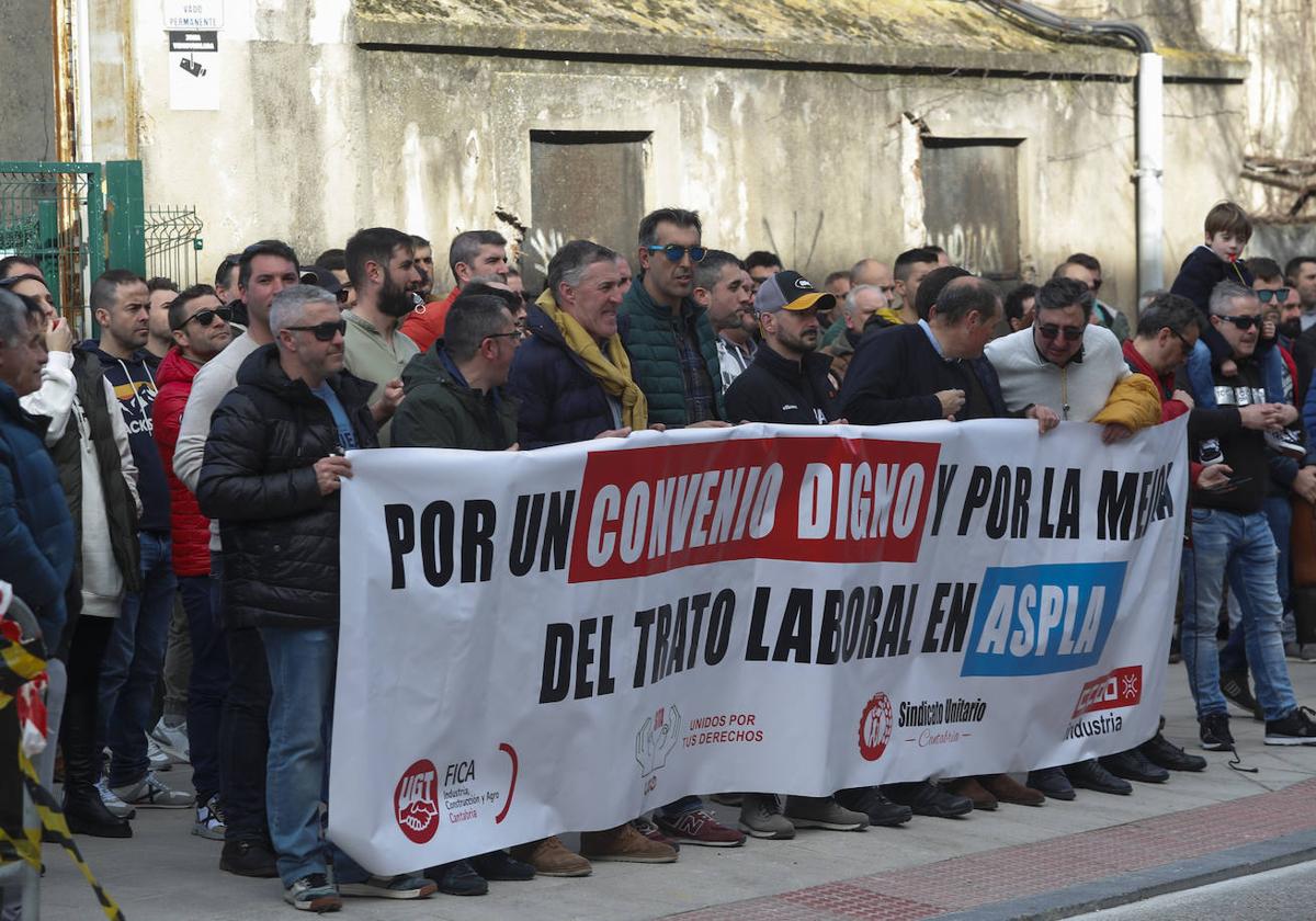 Los trabajadores de Aspla se concentran ante el Parlamento