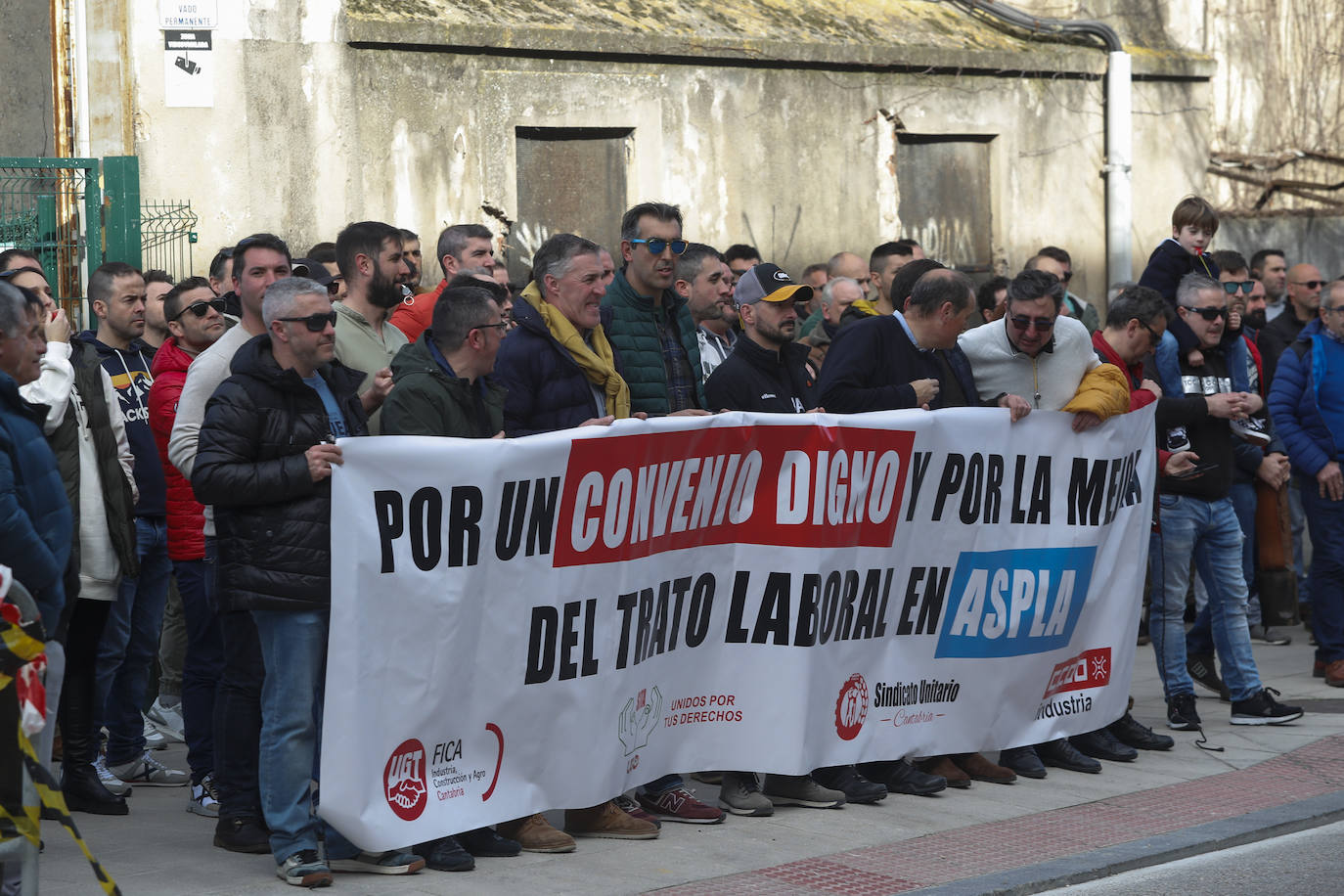 Decenas de trabajadores de Aspla se han concentrado a las 15 horas frente al Parlamento regional una hora antes del comienzo del Pleno,