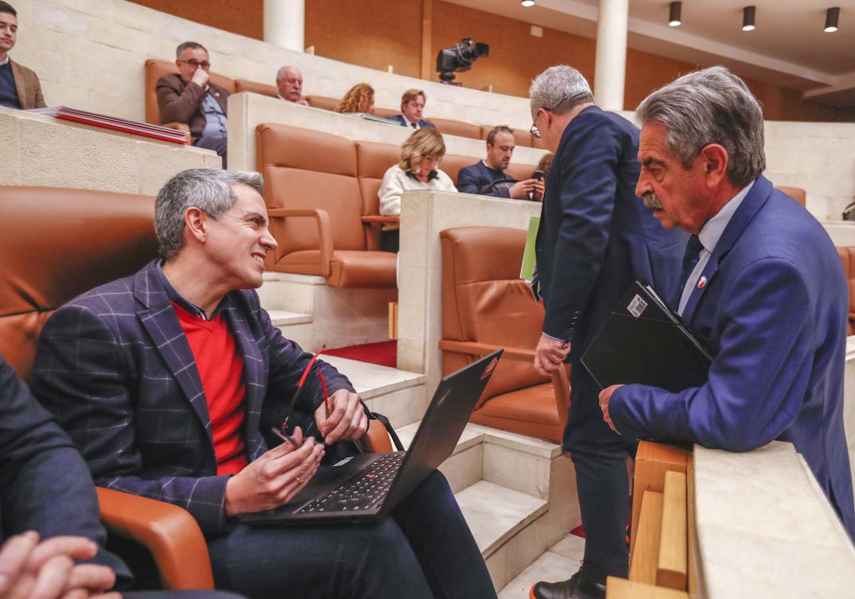 Revilla conversa con Zuloaga, antes del Pleno del Parlamento.