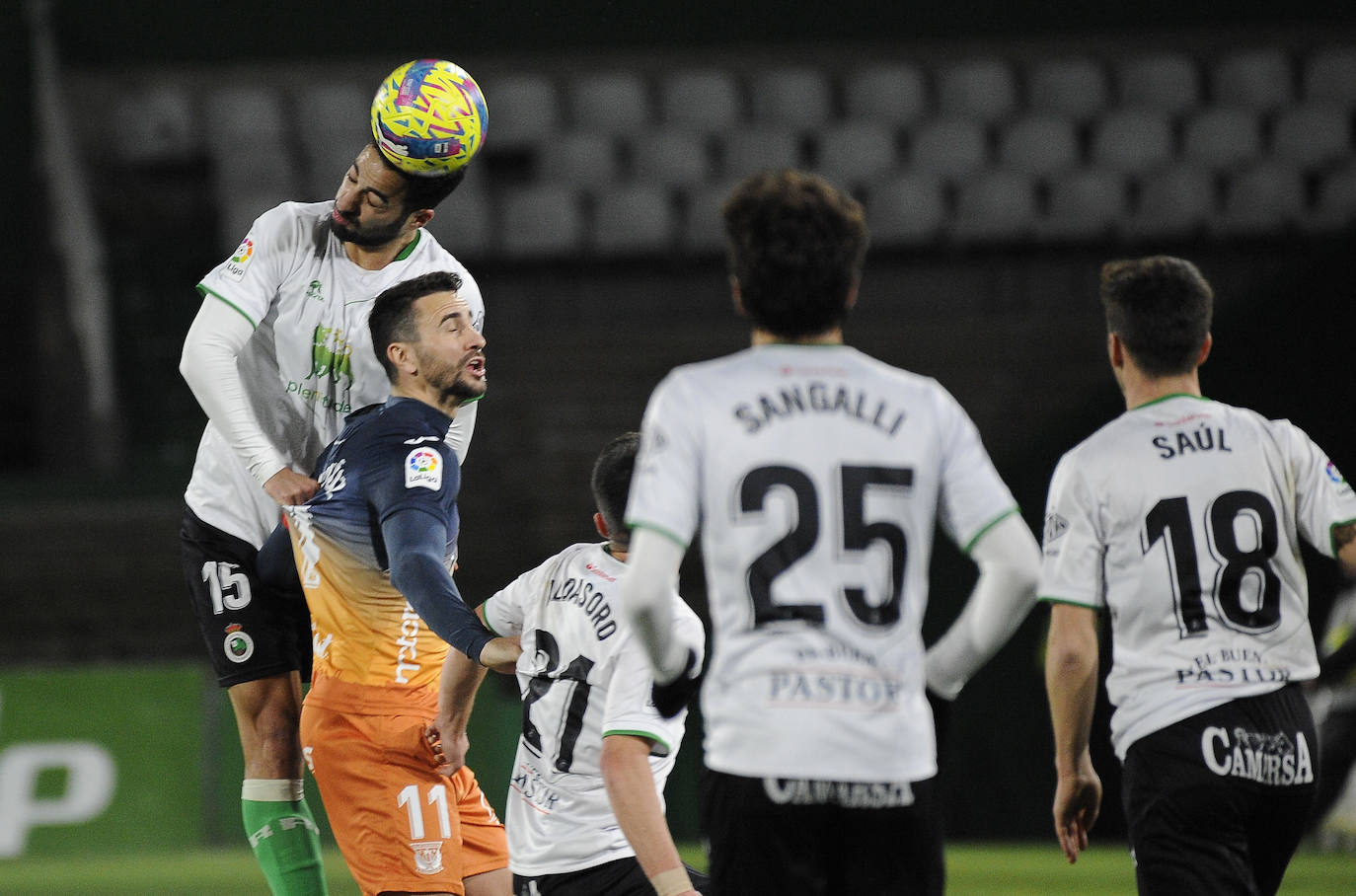 Rubén Alves supera por alto a Juan Muñoz, en presencia de Aldasoro, Sangalli y Saúl García. 