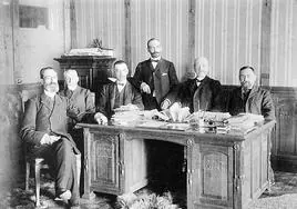 Junta de Gobierno del Banco Santander, en 1907. De izquierda a derecha, Ramón de la Riva Hernán, Enrique Vial, Alvaro Flórez Estrada, Emilio Botín López, Leocadio González Rugama y José Calderón García.