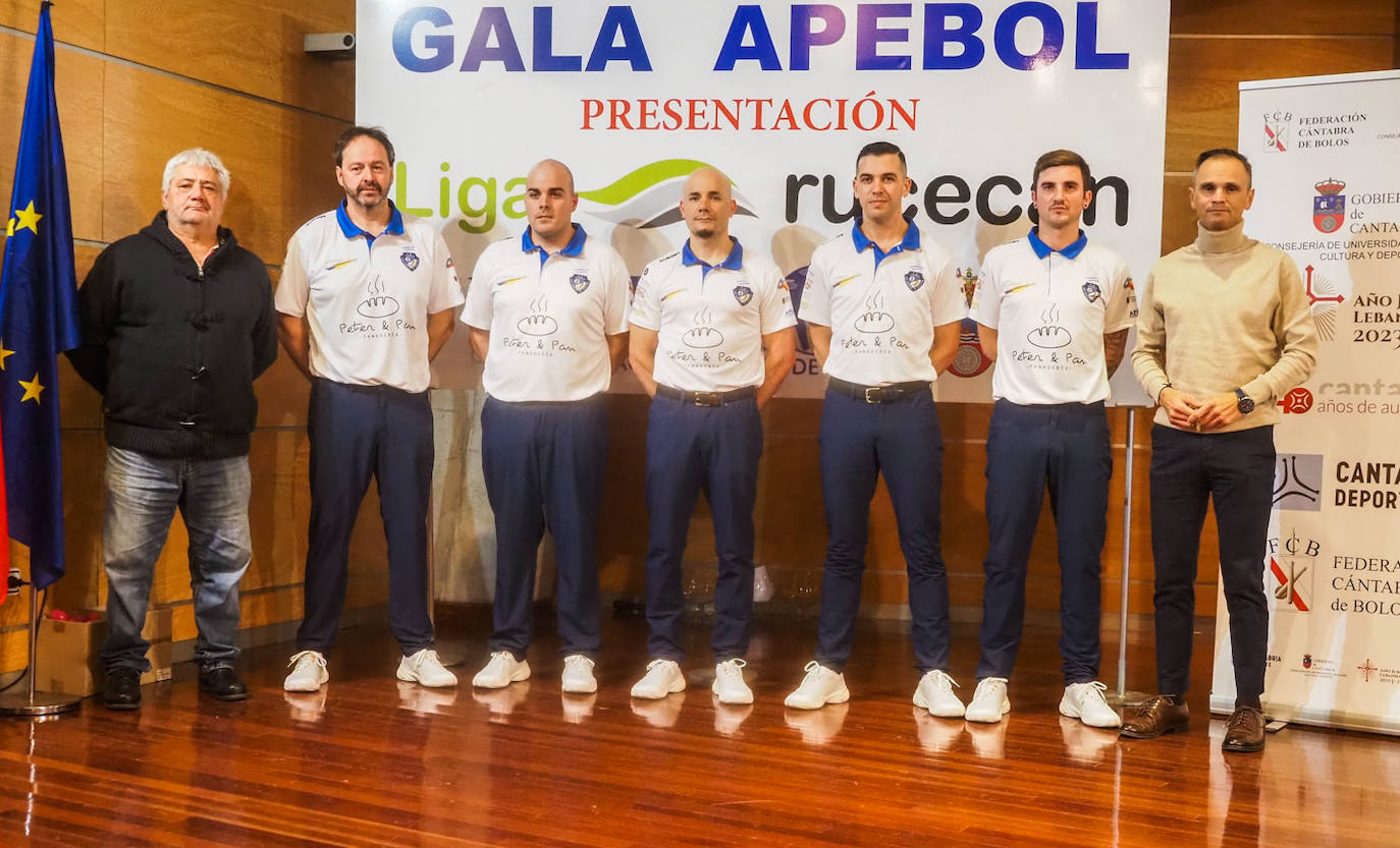 Campeona de Primera Categoría, La Rasilla regresa a División de Honor con la novedad de Pablo lavóin, procedente de Andros, y la baja de José Carlos Alonso (Casar). En la imagen, Fernando Sánchez (directivo), Chisco Ceballos (jugador y presidente; Los Corrales de Buena, 1979), Antonio Sagredo (Sobarzo, 1989), Ico Núñez (Pancar, 1978), Pablo Lavín (Bistronizo, 1990), Manu Diego (Los Corrales de Buelna, 1989) y Javier Conde