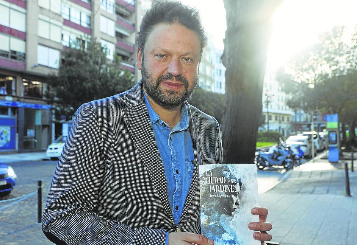 David López muestra su última novela en la céntrica Avenida Menéndez Pelayo.