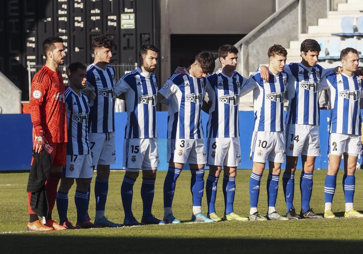 Los jugadores de la Gimnástica, antes del partido frente al Avilés, en El Malecón.