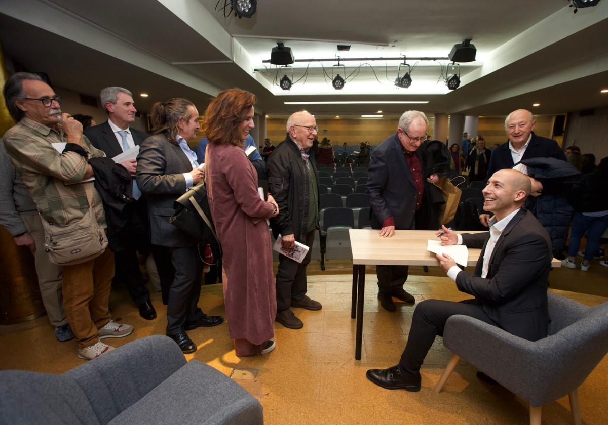 Julio Ceballos firmando ejemplares de su libro a los numerosos asistentes que acudieron a la presentación.