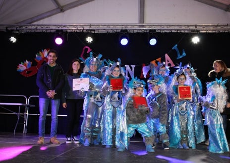 Imagen secundaria 1 - En primer lugar 'Los Picapiedra, seguidos de 'Bailando con lobos' y la carroza ganadora 'Armonía'.