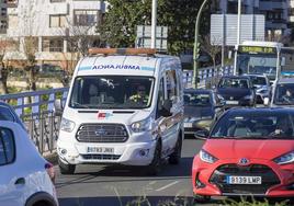 Una ambulancia, en dirección a Valdecilla Sur