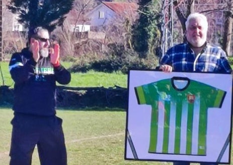 Imagen secundaria 1 - Las jugadoras del benjamín B convocadas por la selección y el ex presidente Toñi fueron agasajados por una afición entregada