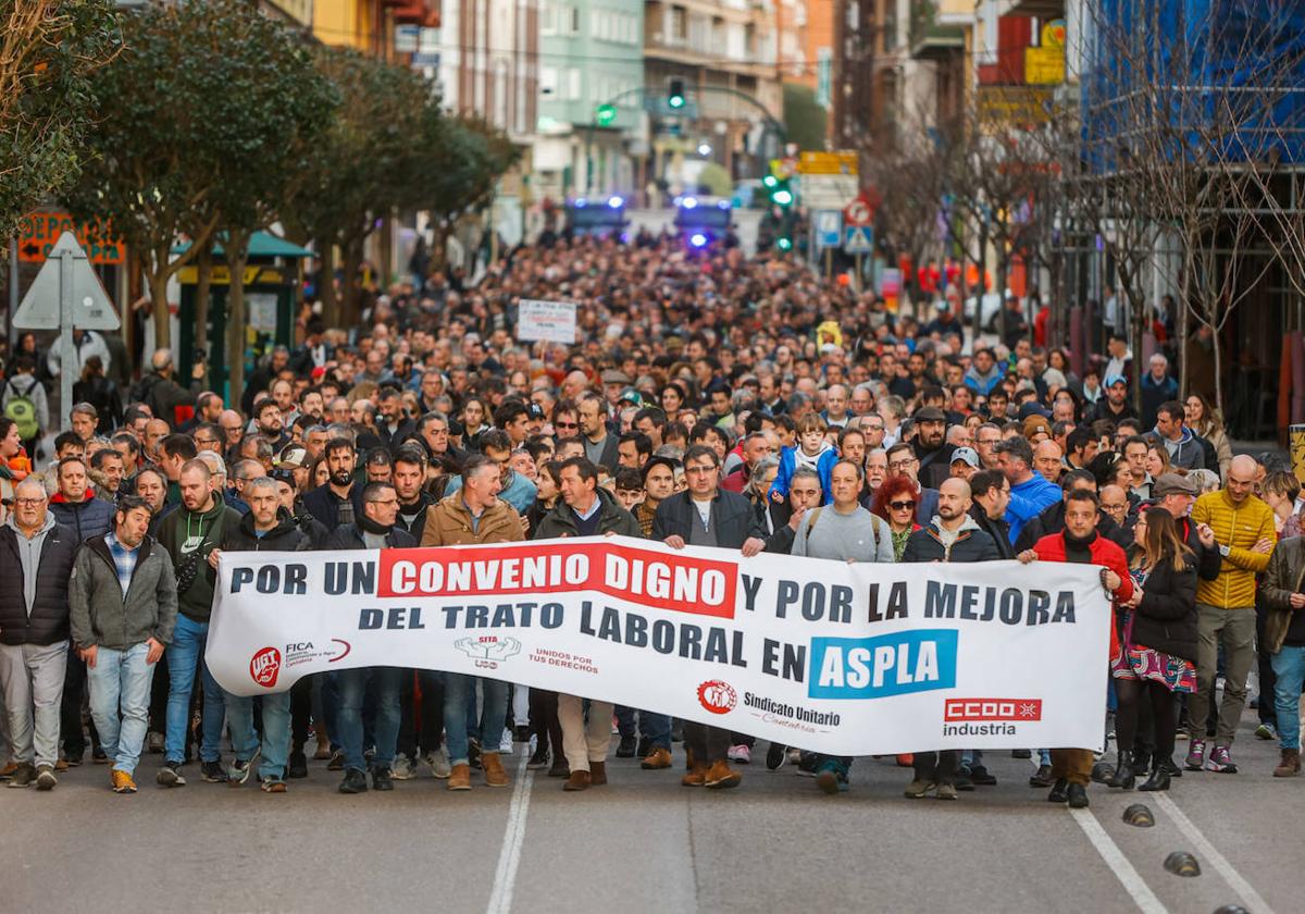 Dos mil personas salieron ayer a las calles de Torrelavega para arropar a los trabajadores de Aspla