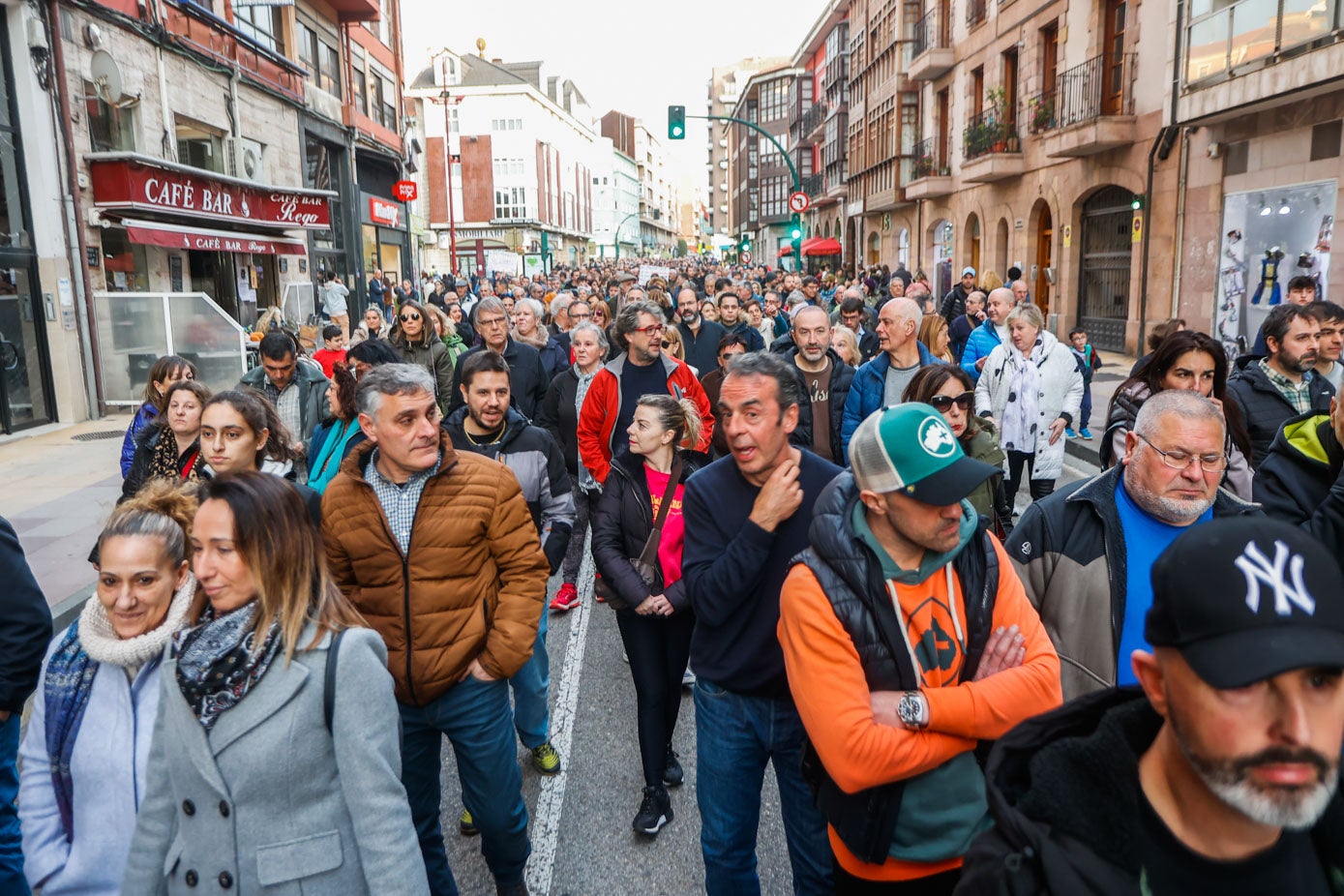 La marcha ha partido de nuevo de la Plaza Roja -en esta ocasión una hora más tarde que la semana pasada, a las 18.00-- y ha transcurrido por Augusto González Linares hasta Cuatro Caminos, donde ha hecho una breve parada, para continuar por José Posada Herrera y Paseo del Niño hasta Pablo Garnica, donde se encuentra la planta.