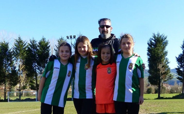 Imagen principal - Las jugadoras del benjamín B convocadas por la selección y el ex presidente Toñi fueron agasajados por una afición entregada